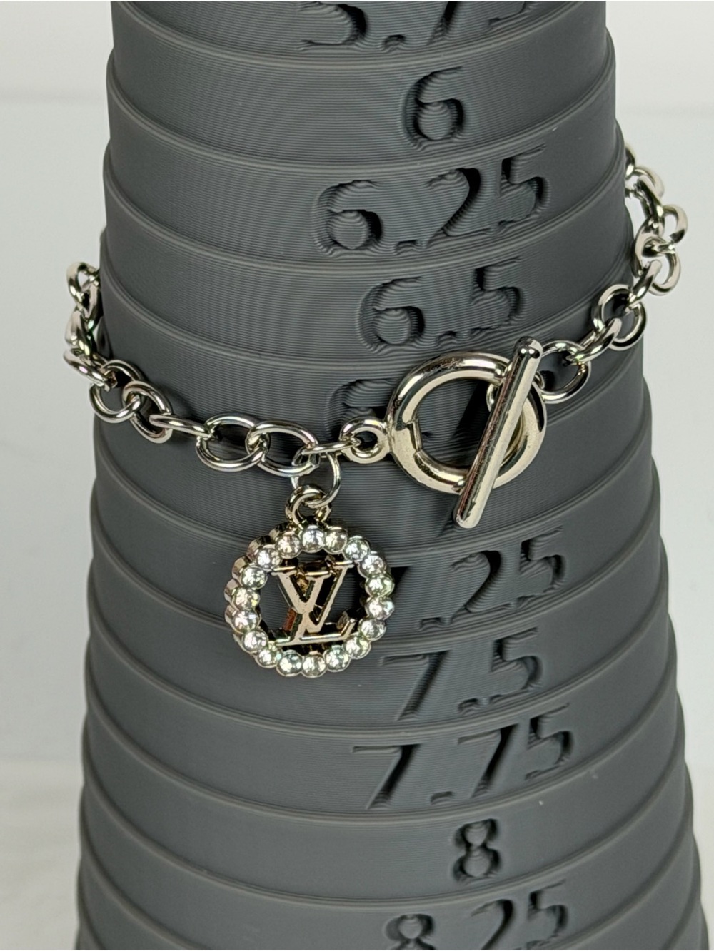 •  Vintage-Style Silver Toggle Clasp Chain Necklace